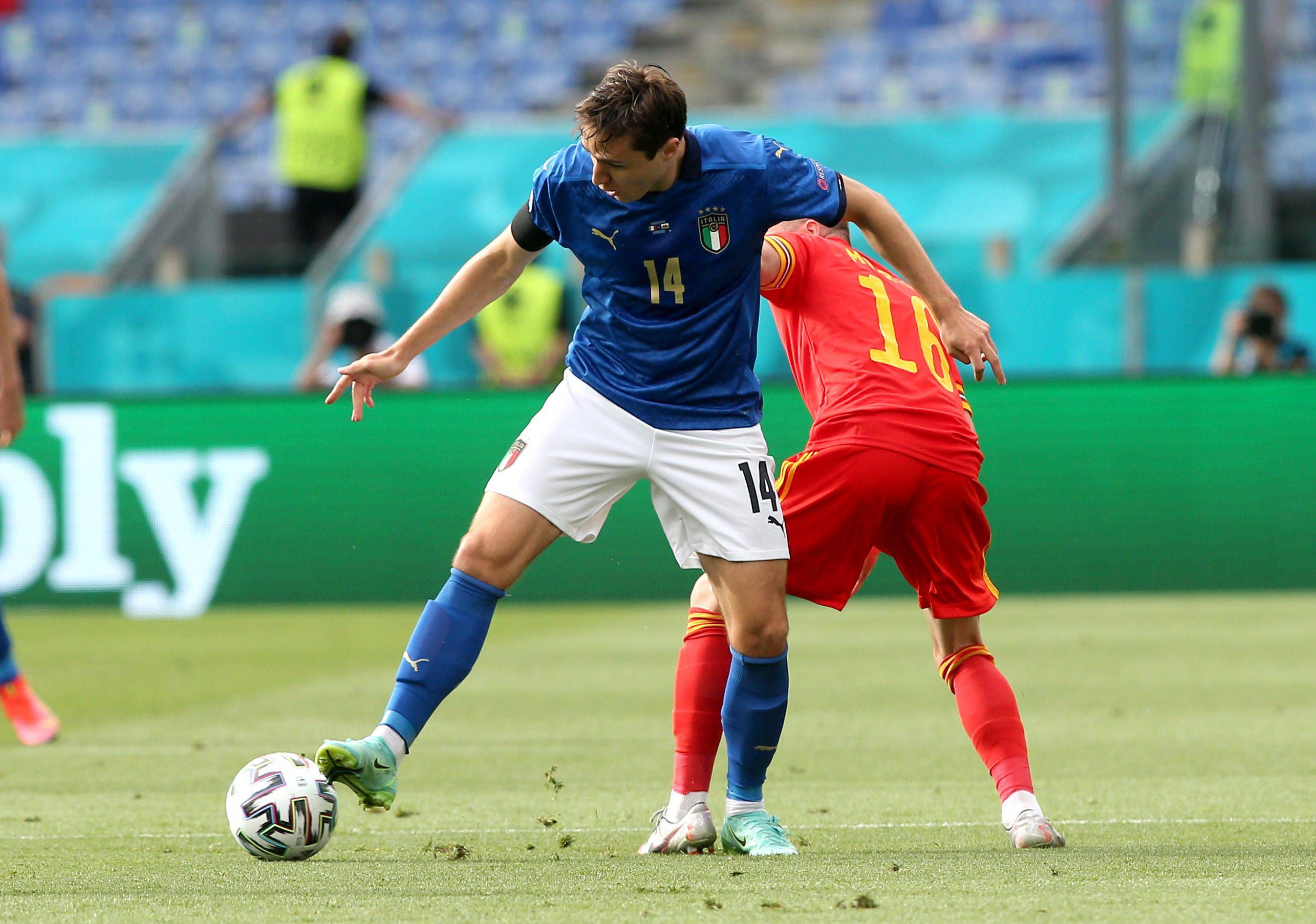 Chiesa protege el balón ante un jugador de Gales.
