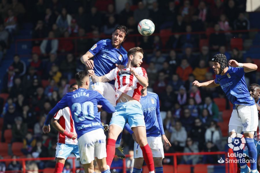  Christian lucha por un balón aéreo junto a un rival.