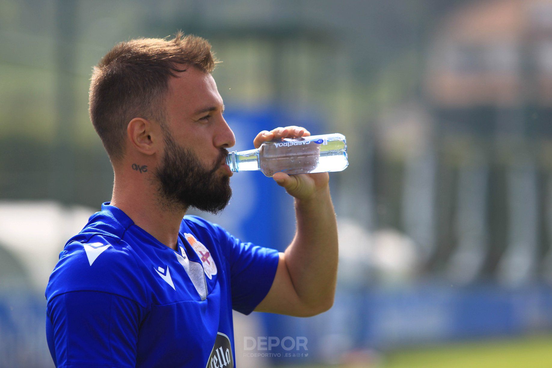  Emre Çolak se refresca durante un entrenamiento en Abegondo (Foto:RCD)