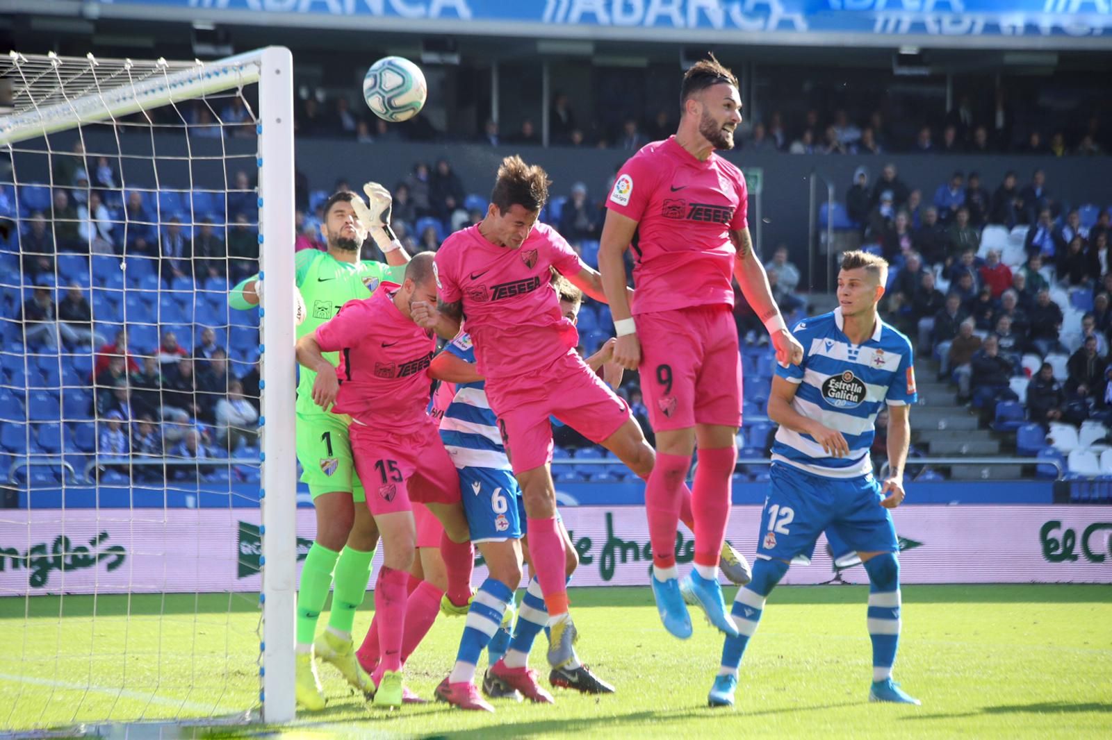  Varios jugadores del Málaga defienden un córner del Dépor.