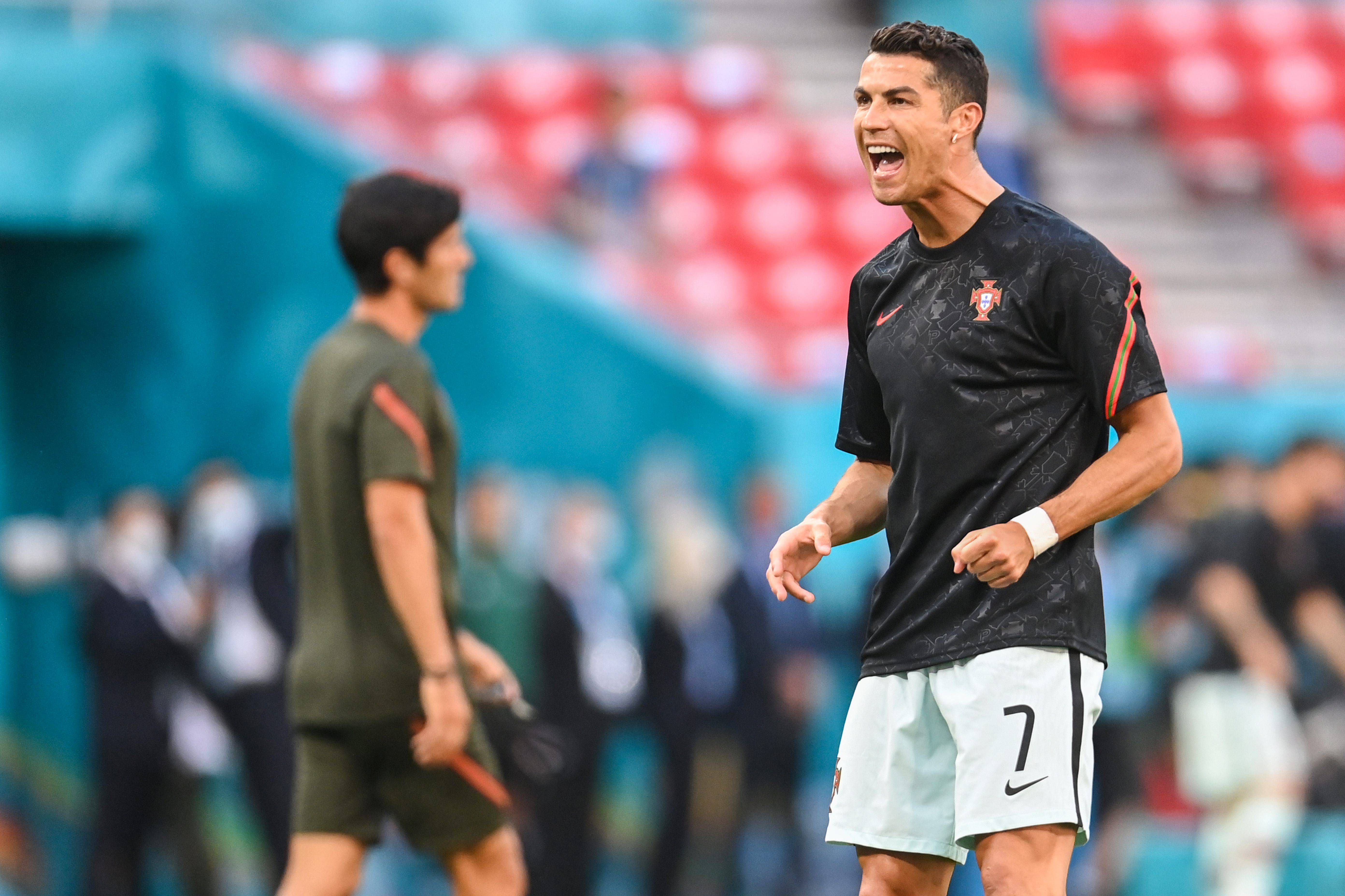  Cristiano Ronaldo calentando antes del Hungría-Portugal.
