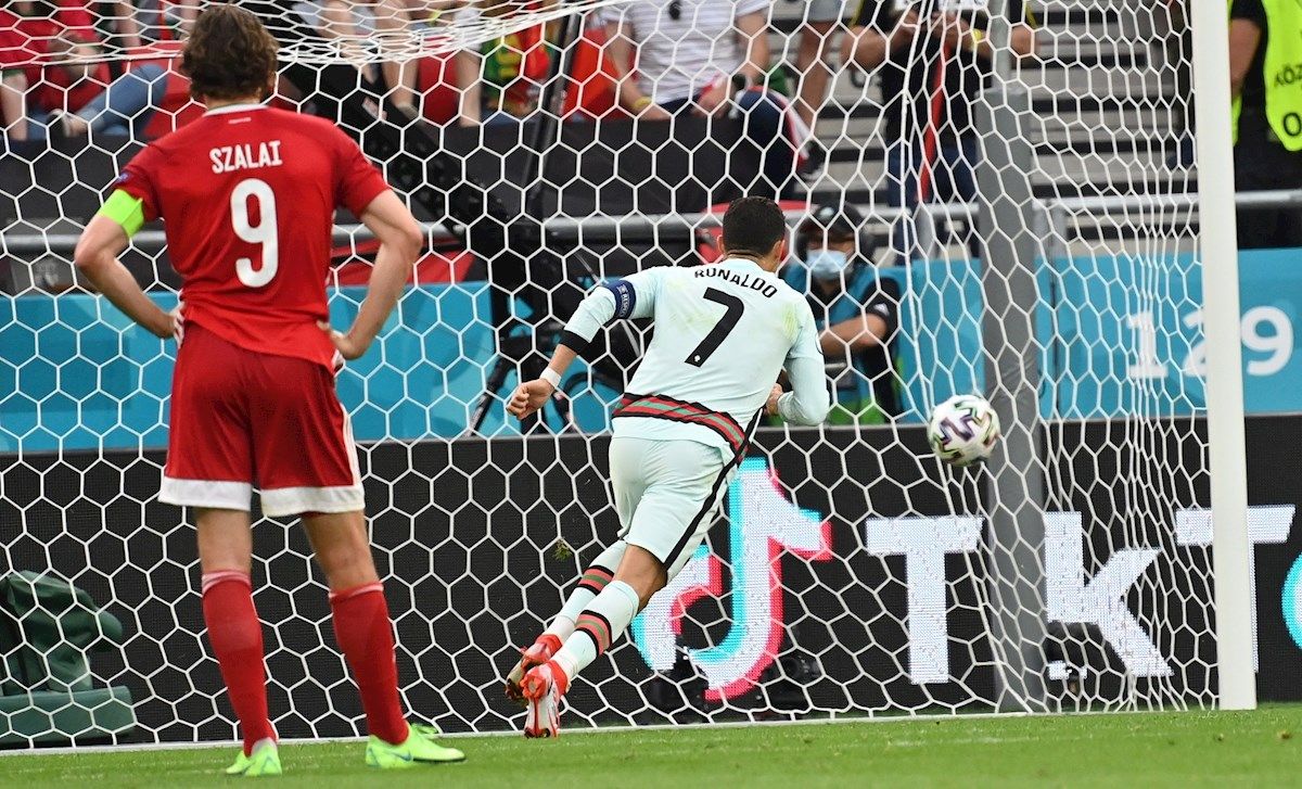  Cristiano Ronaldo, celebrando el gol con el que hace historia en la Eurocopa.