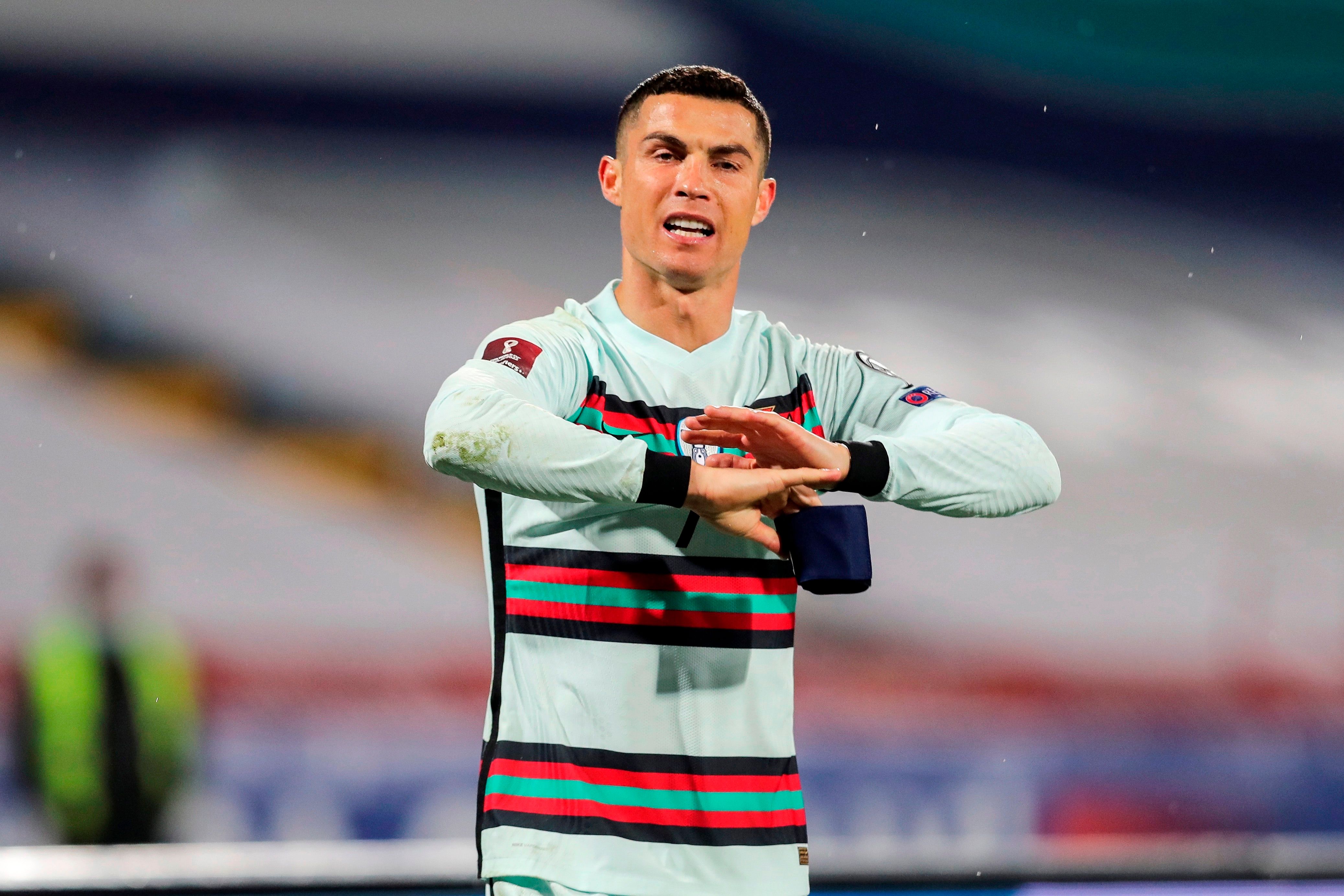 Cristiano Ronaldo se queja tras el gol no concedido con Portugal.