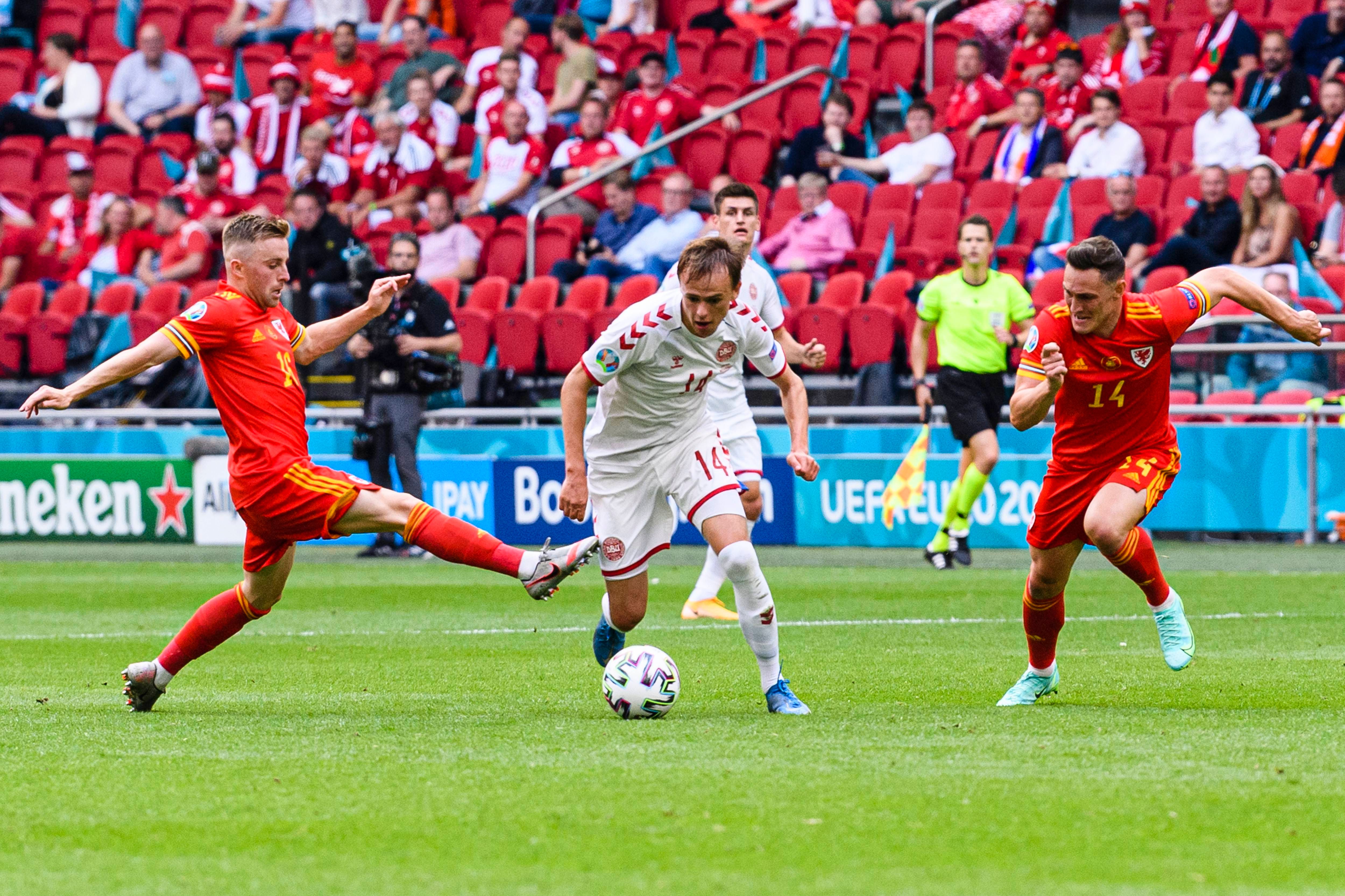  Mikkel Damsgaard regateando ante dos defensores de Gales en los octavos de la Eurocopa (Foto: Cordo