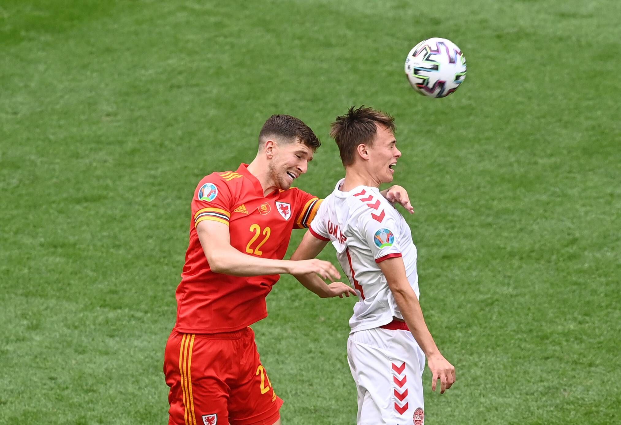  Damsgaard y Mepham pelean por un balón aéreo en el Gales-Dinamarca.