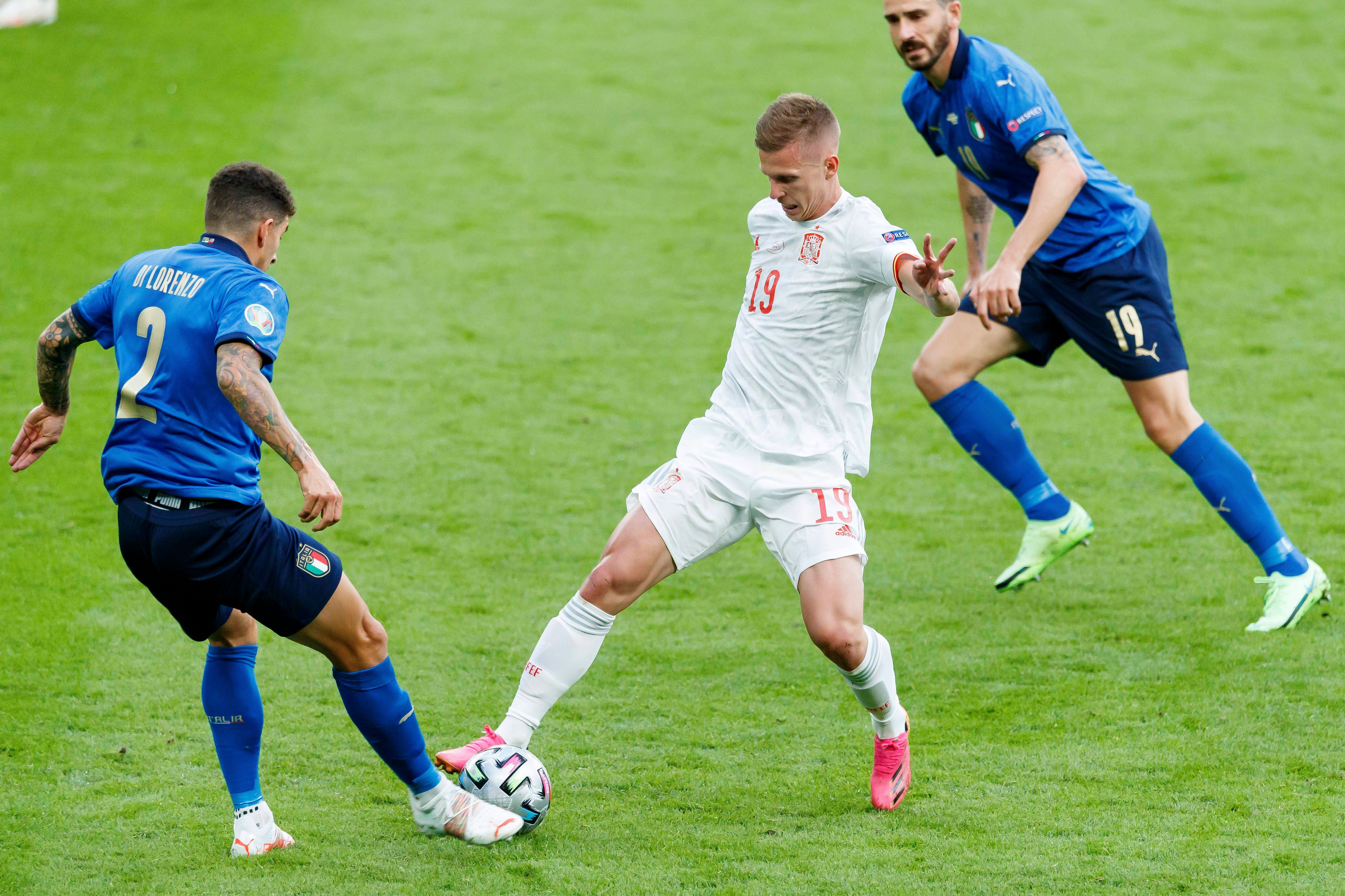  Dani Olmo pugnando el balón con Di Lorenzo en el España-Italia.