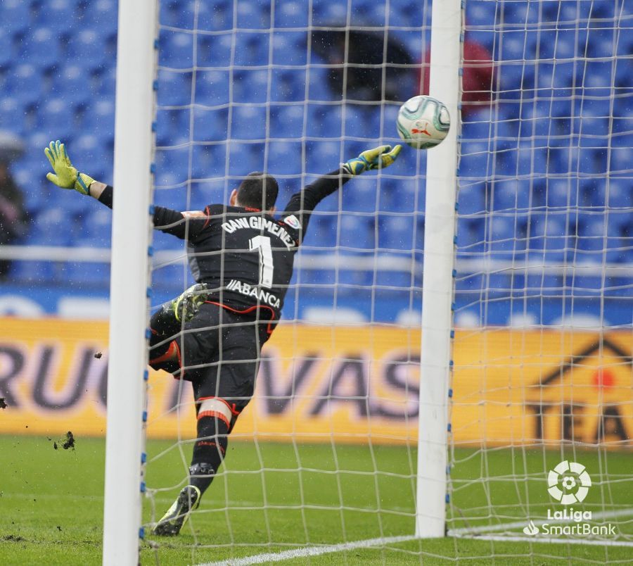  Dani Giménez trata de evitar el gol del Elche.