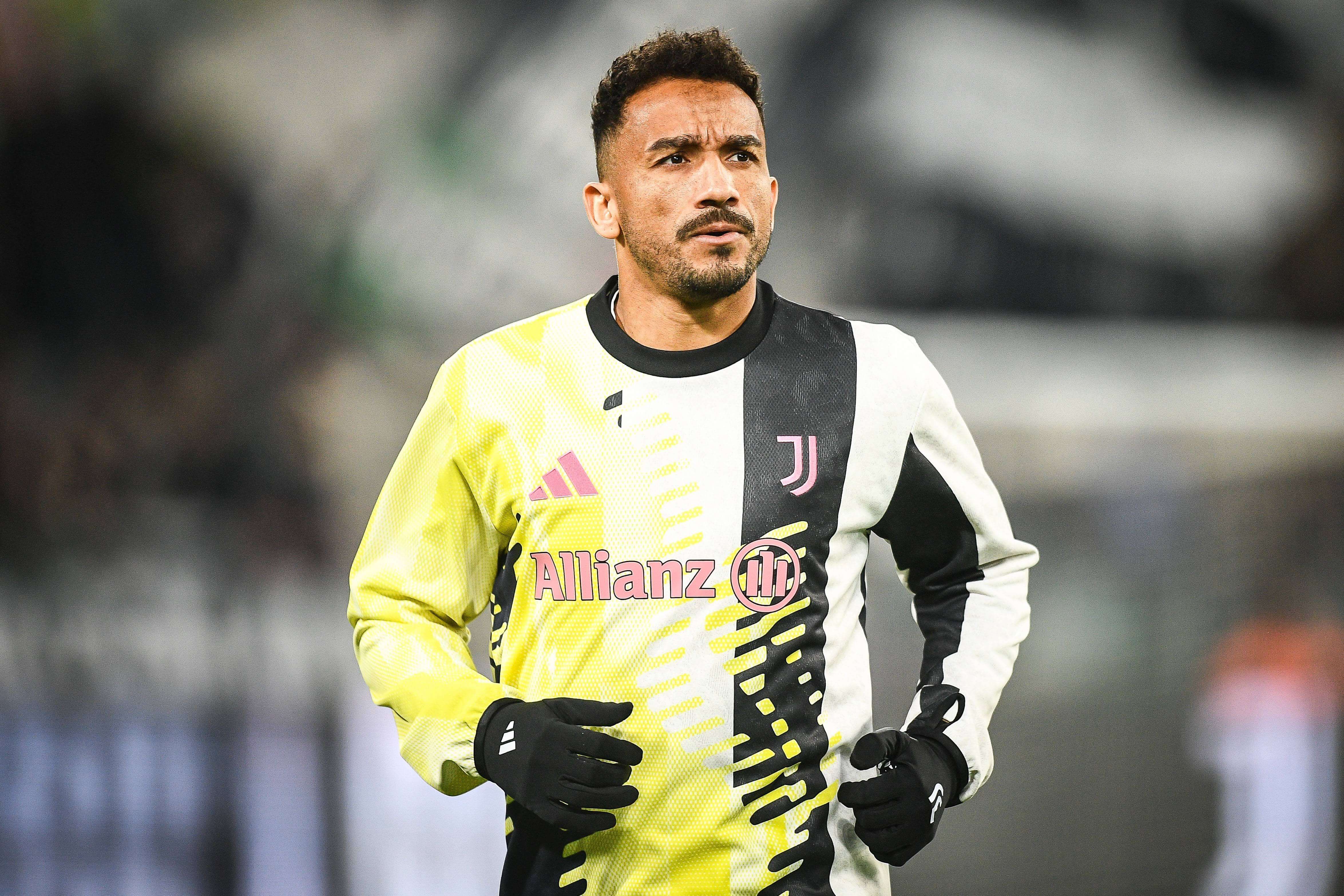 Danilo, calentando con la Juventus (Foto: Cordon Press).