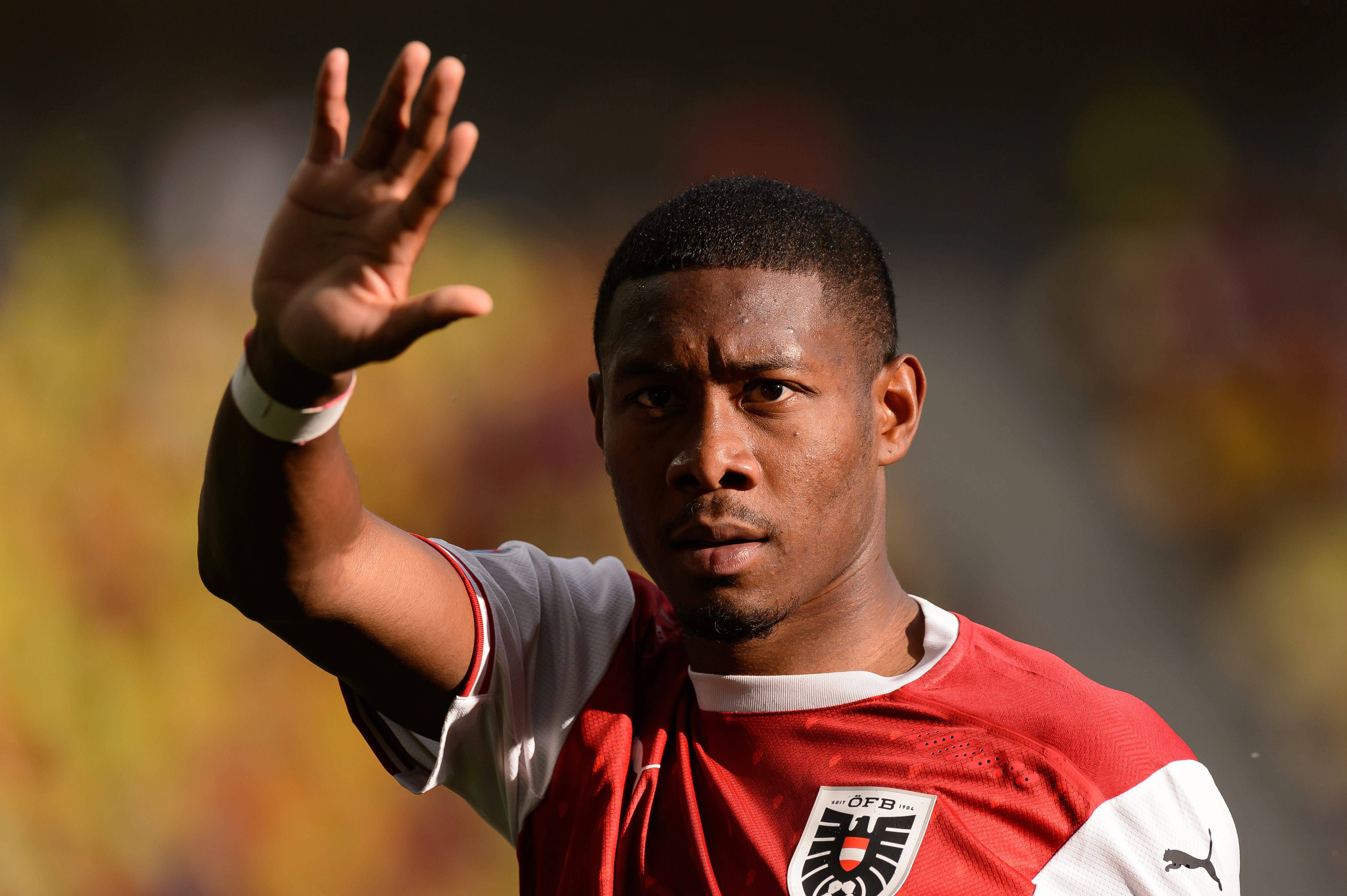  David Alaba saluda durante el Ucrania-Austria de la Eurocopa 2020.