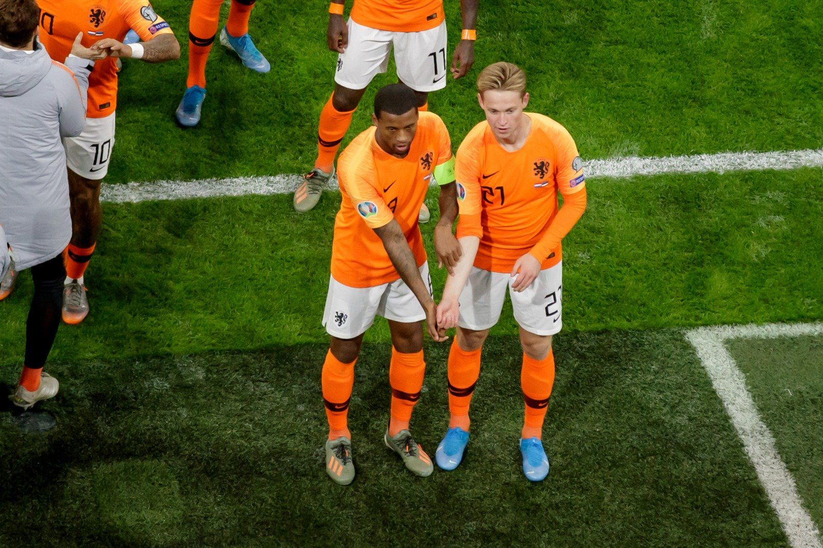 De Jong y Wijnaldum celebran el gol con un claro mensaje contra el racismo.