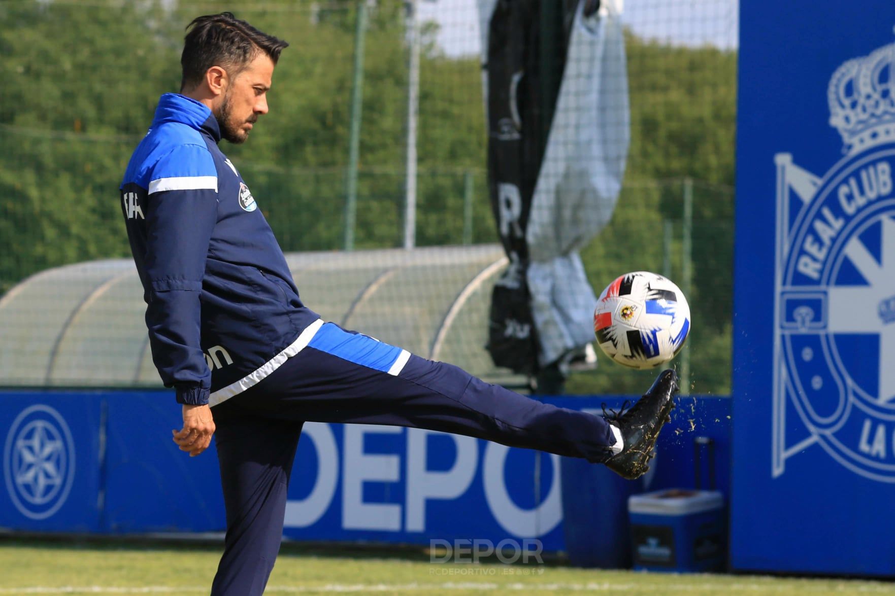  Rubén de la Barrera controla un balón en Abegondo.