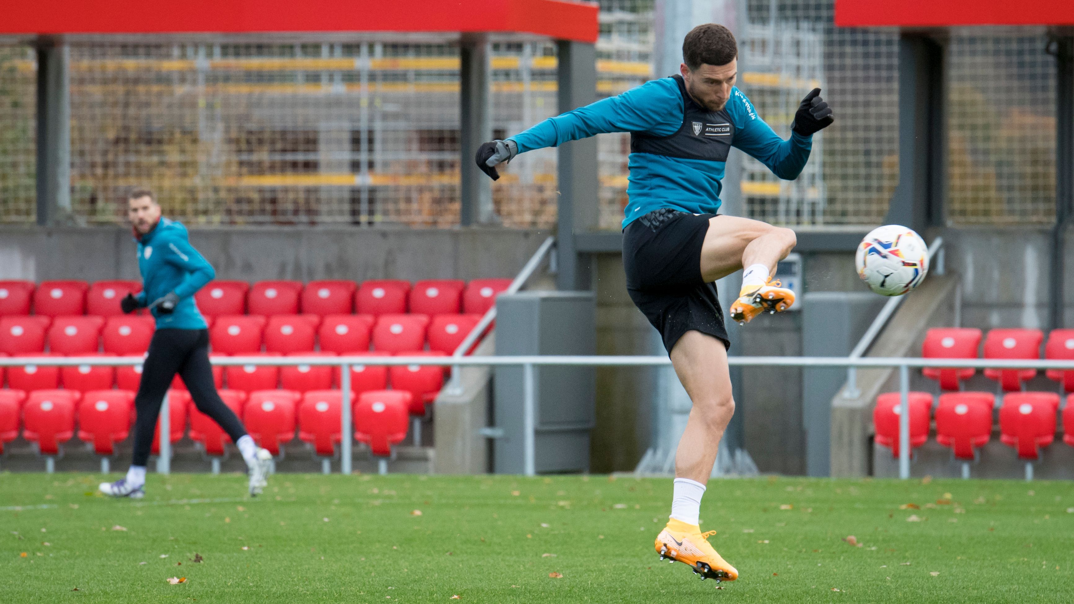  Óscar De Marcos se ejercita en Lezama antes de la final de Copa.