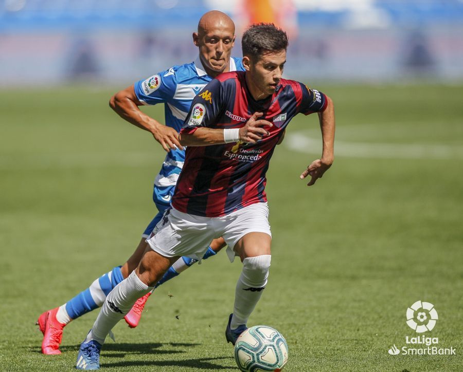  Víctor Mollejo pugna por un balón, durante el Dépor-Extremadura.