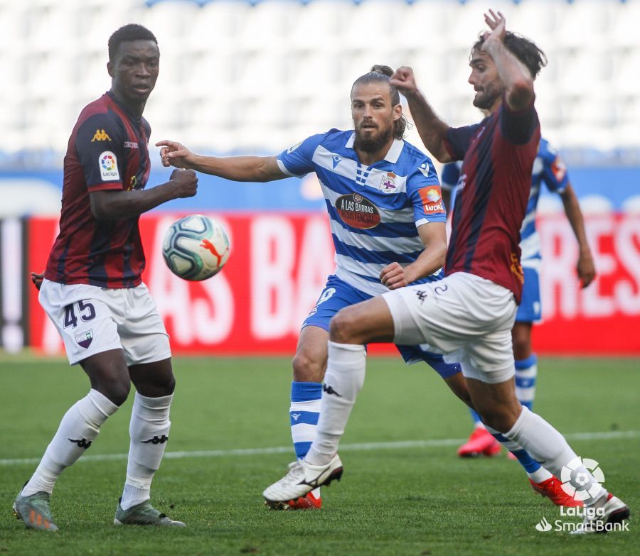 Cristian Santos en una jugada, durante el Dépor-Extremadura.