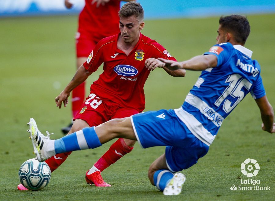  Montero pugna por un balón durante el Dépor-Fuenlabrada del que estaba pendiente el Elche.