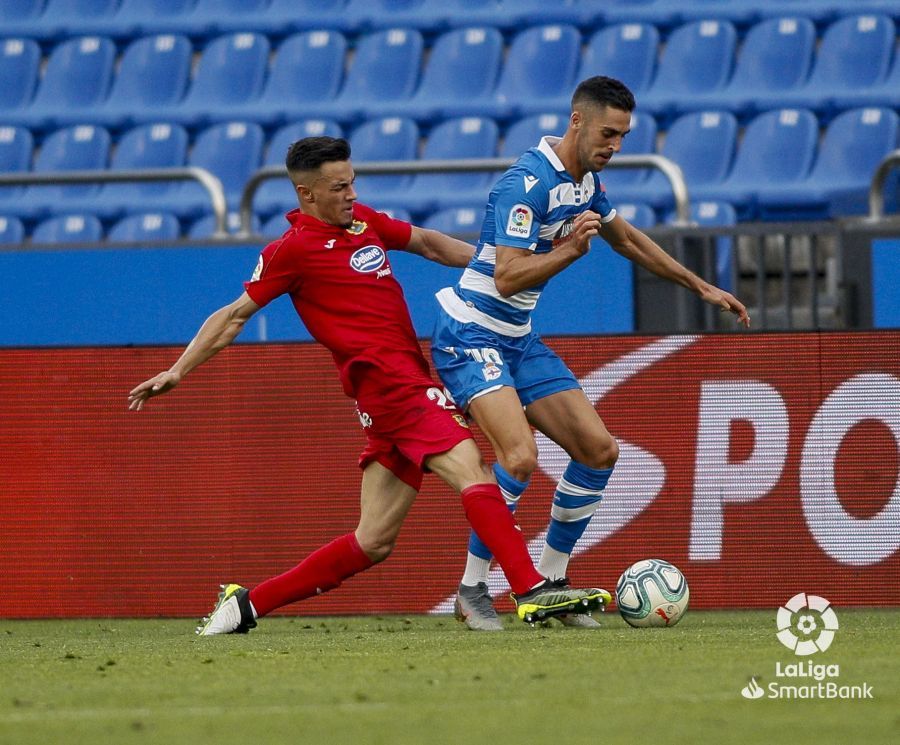 Sabin Merino protege en el balón, durante el Dépor-Fuenlabrada