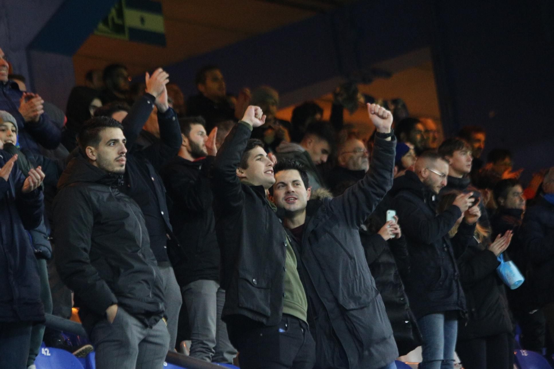 Aficionados del Dépor celebran la victoria ante el Tenerife.