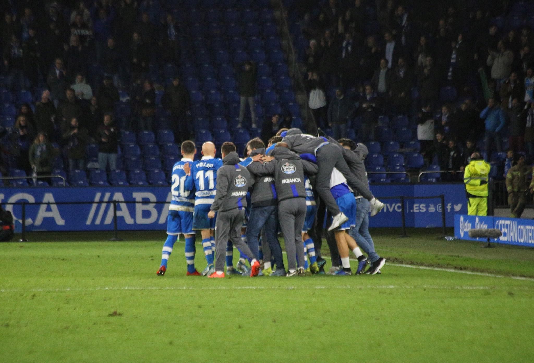  Piña de los jugadores del Dépor tras el triunfo.