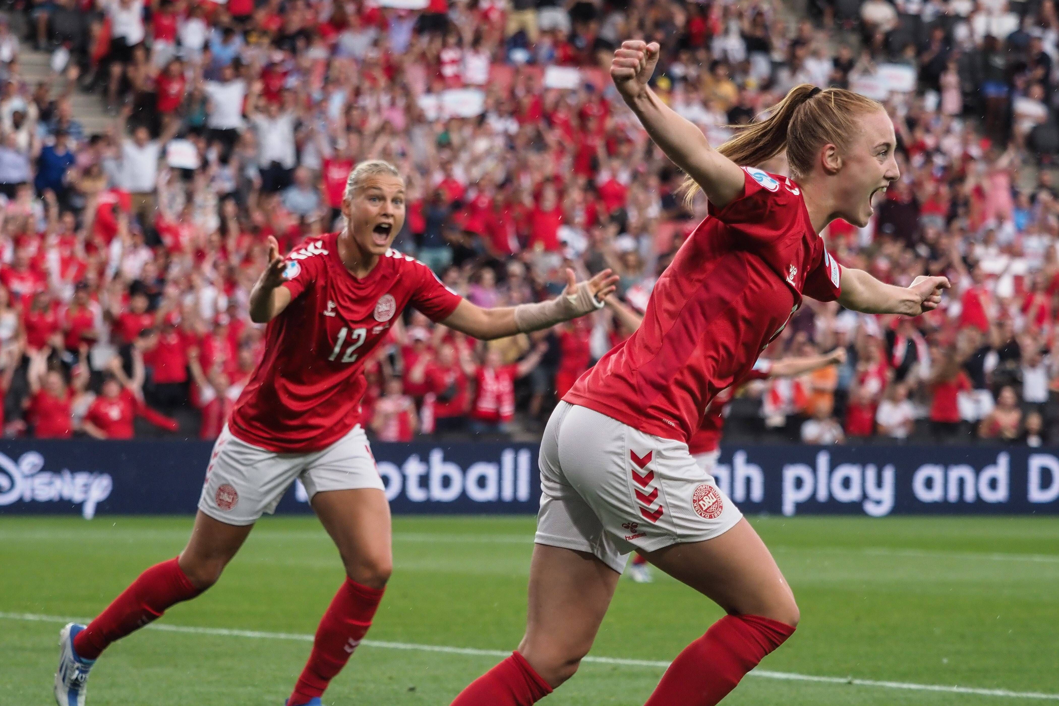 Pernille Harder celebra su gol en el Dinamarca-Finlandia.