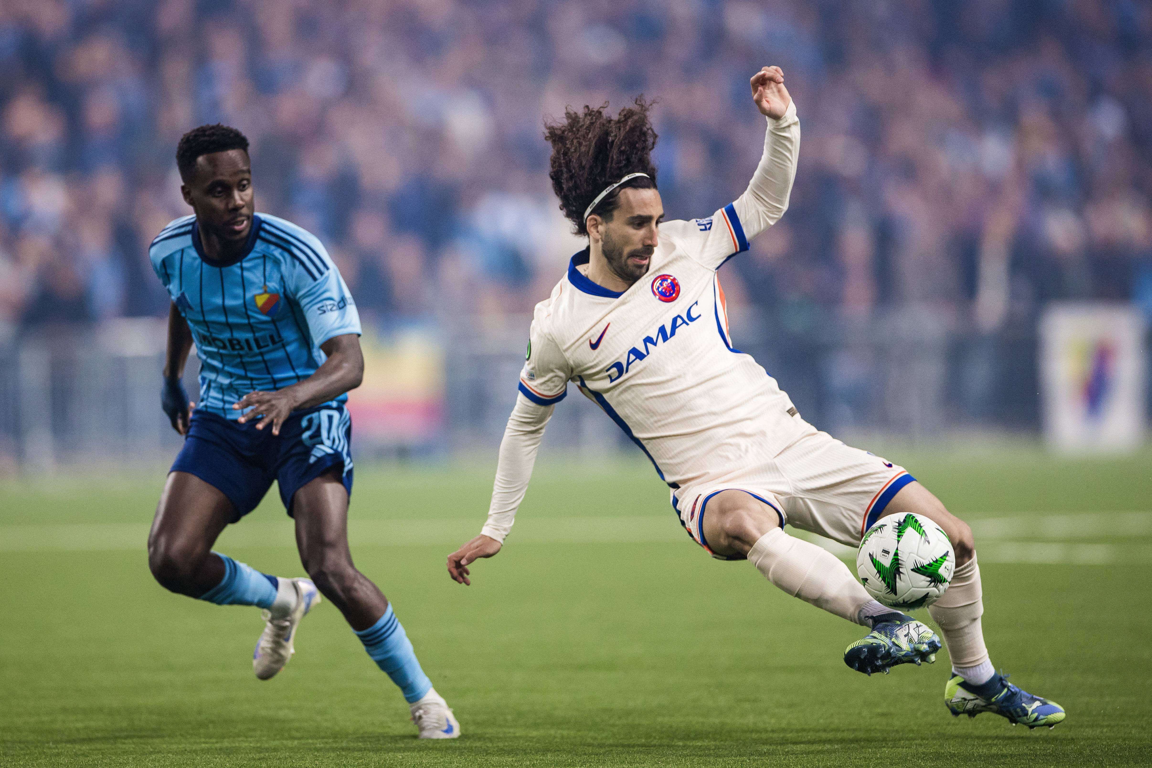  Marc Cucurella despeja un balón en el Djurgardens-Chelsea.
