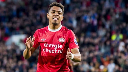  Donyell Malen, quien puede tener minutos en la Eurocopa, jugando un partido con el PSV.