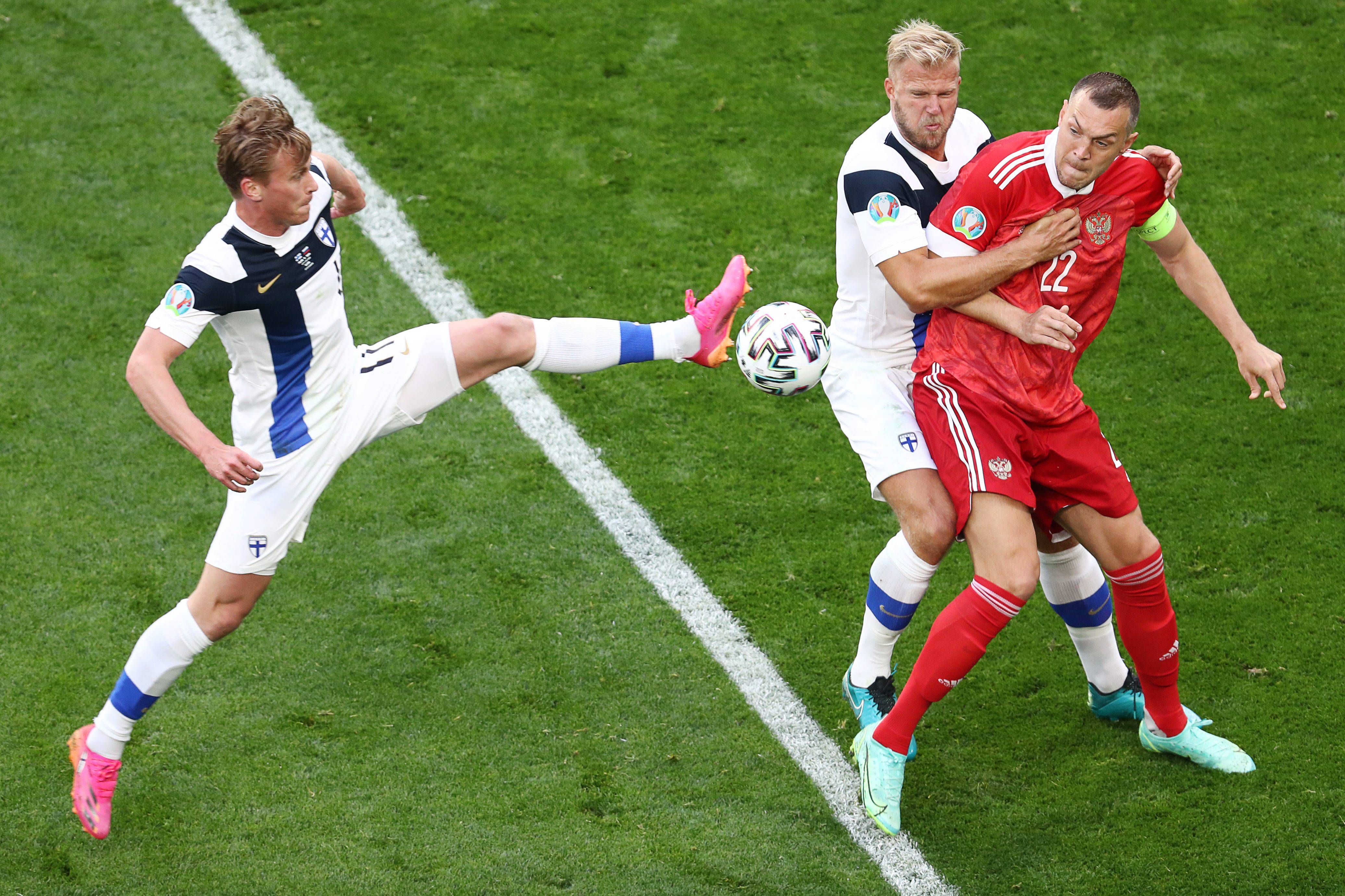 Dzyuba, rodeado de defensores de Finlandia.