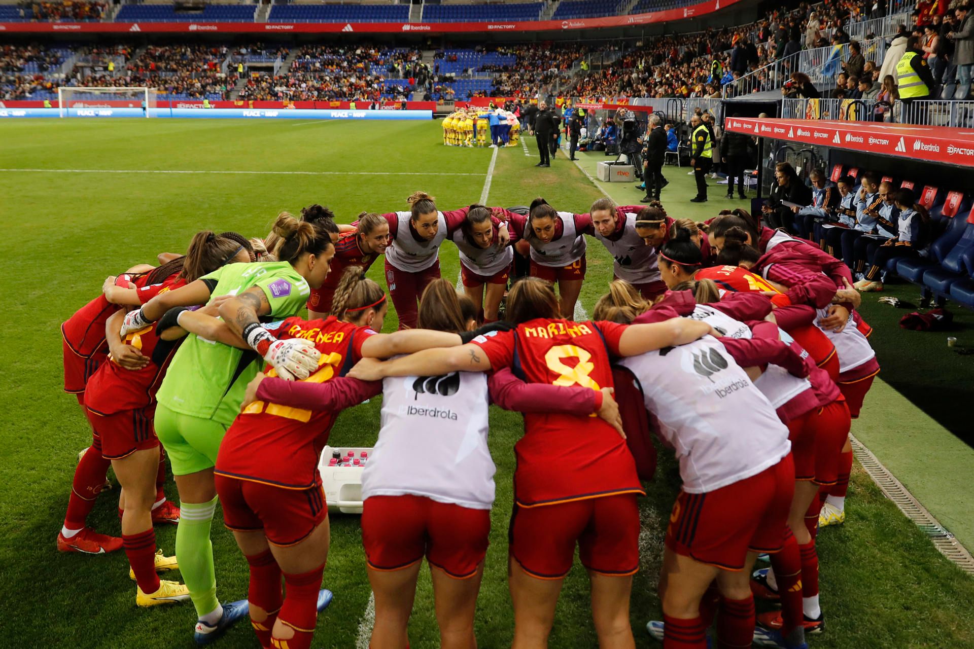 La unión hizo la fuerza en la selección, que se marchó 1-3 al descansó y logró remontar por 5-3. (EFE/J. Zapata)
