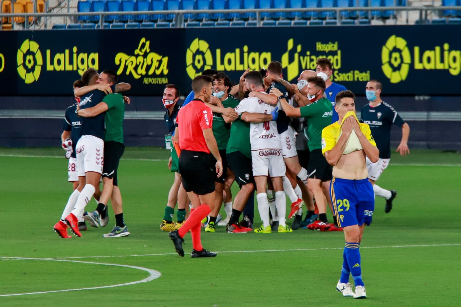  Los jugadores del Albacete celebran la salvación.