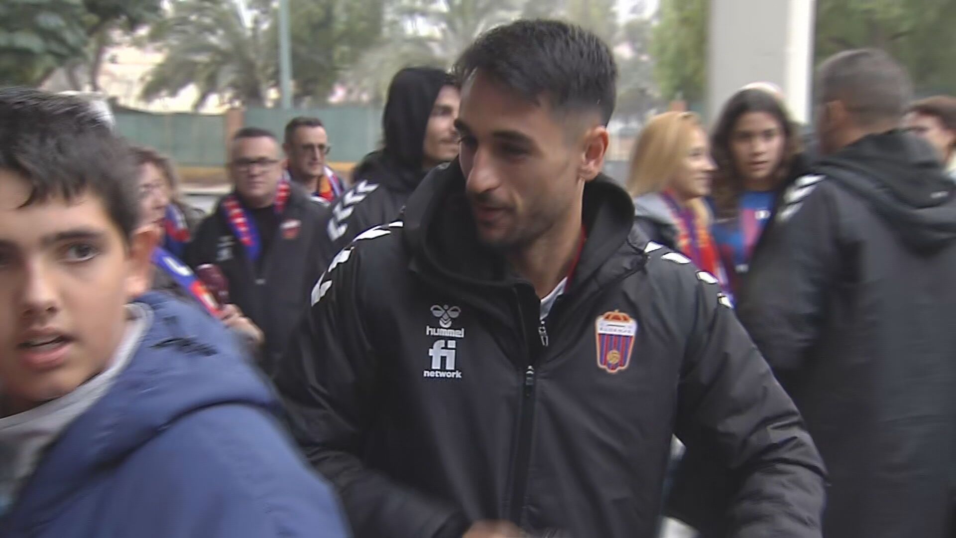 El cariño de los jugadores del Eldense a los aficionados desplazados