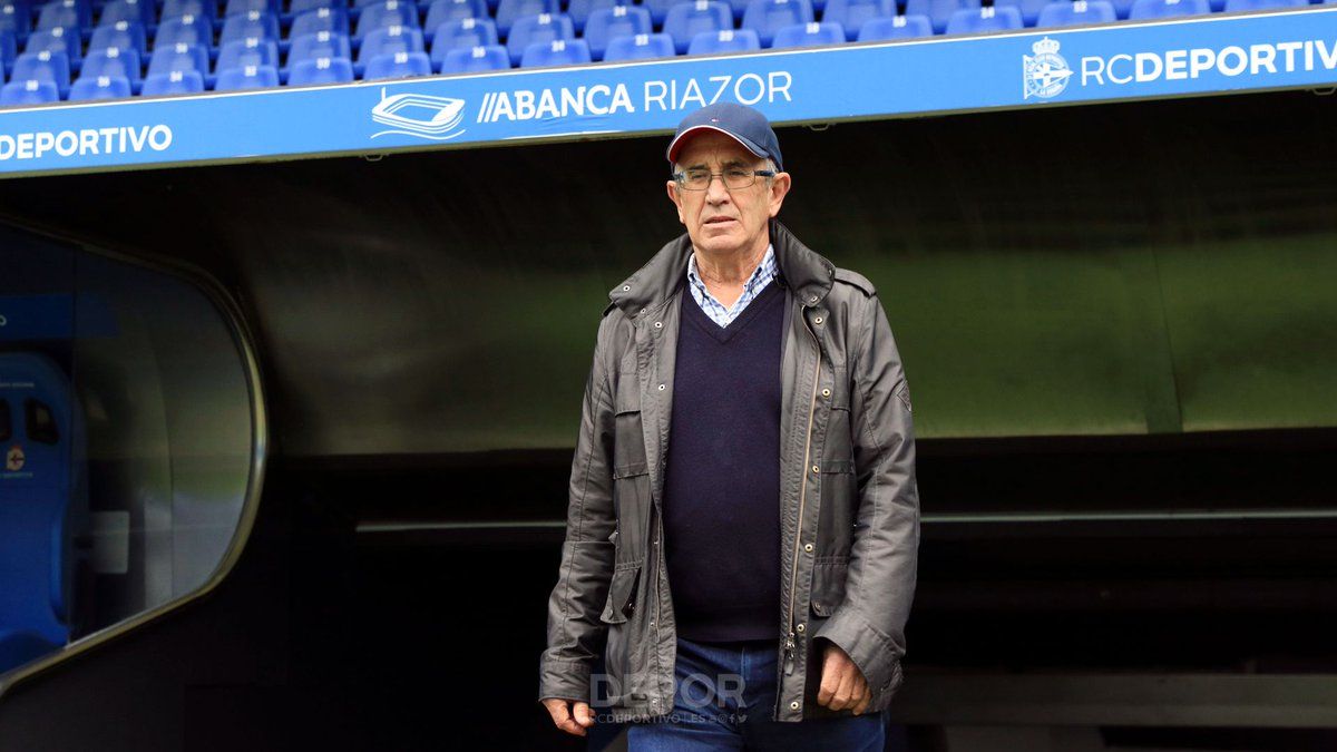 El exentrenador del Deportivo, Javier Irureta, en el estadio de Riazor.