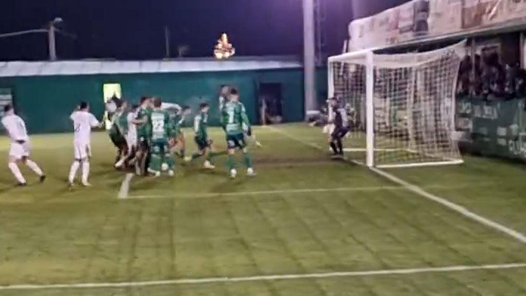  El momento en el que Davo remata el balón que le pone Lucas Pérez