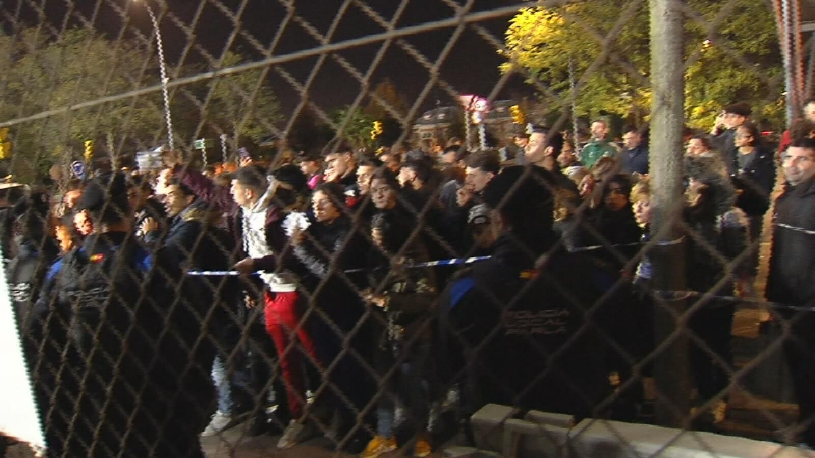 El Parla cierra las puertas y deja fuera a aficionados valencianistas con entrada