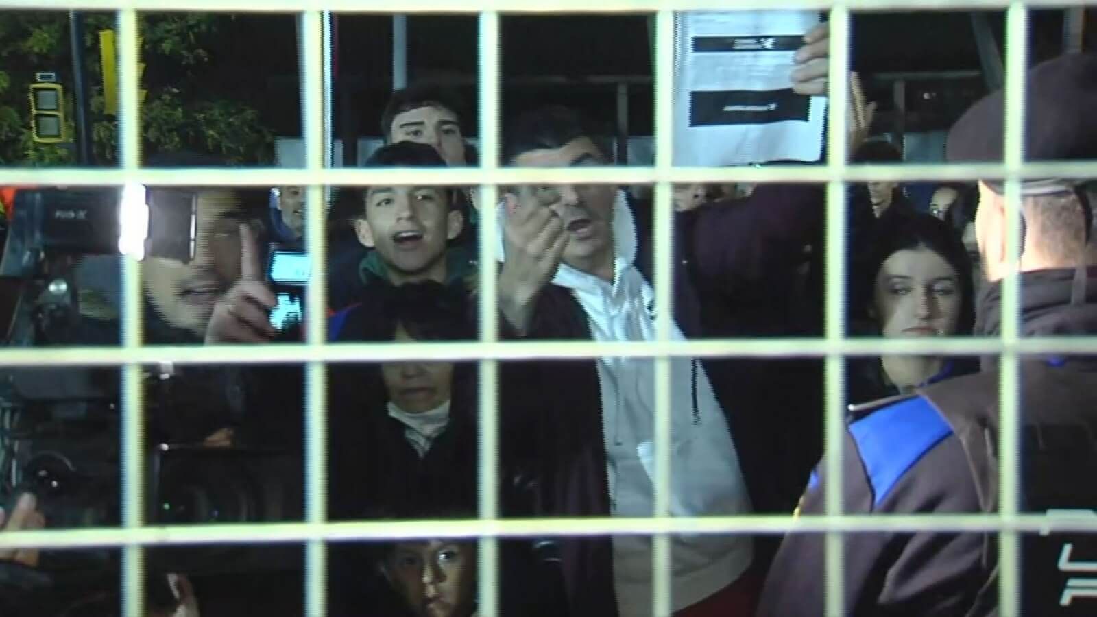  El Parla cierra las puertas y deja fuera a aficionados valencianistas con entrada