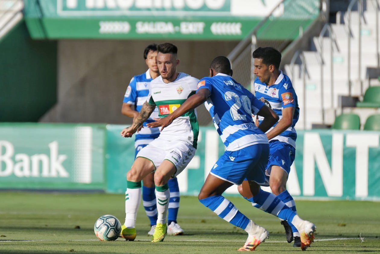  Varios jugadores del Dépor pelean un con un jugador del Elche.
