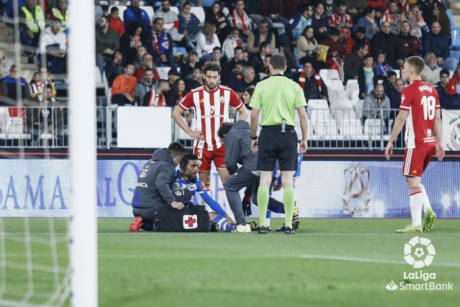  Eneko Bóveda cae lesionado en Almería nada más comenzar el partido.
