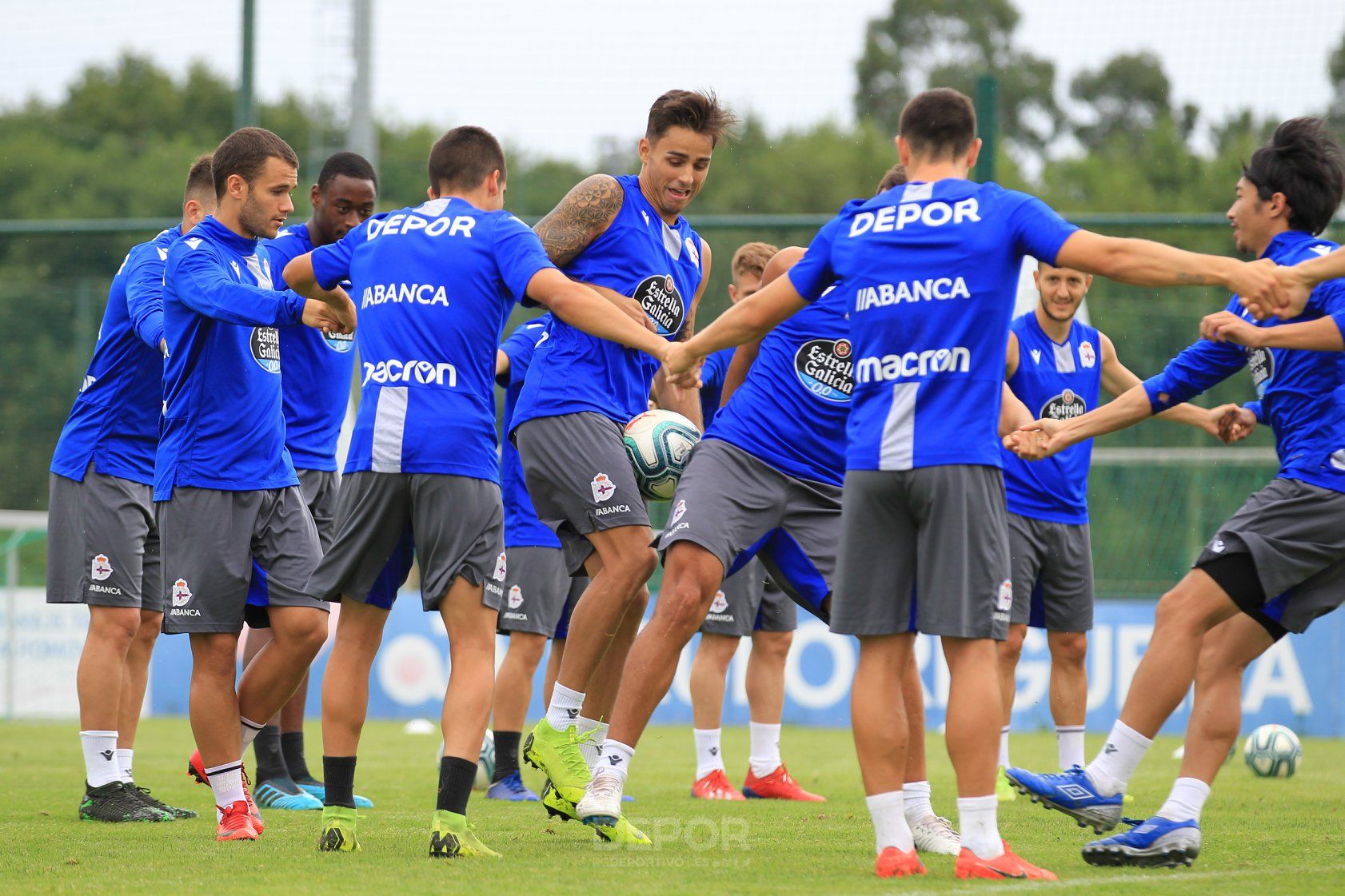  David Simón junto a sus compañeros en un entrenamiento de pretemporada del Dépor.