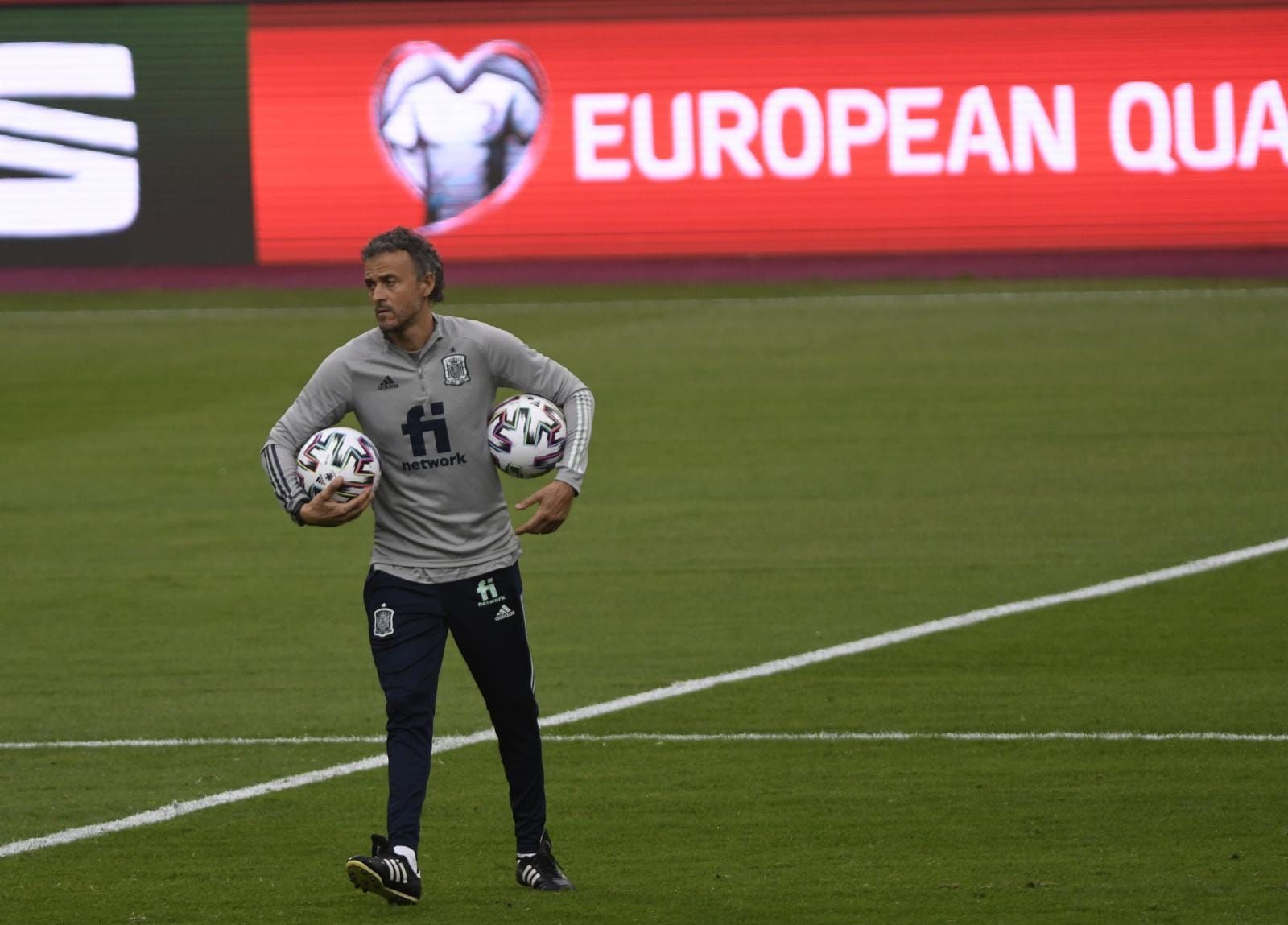 Luis Enrique prepara el entrenamiento de la selección en La Cartuja (FOTO: Kiko Hurtado).