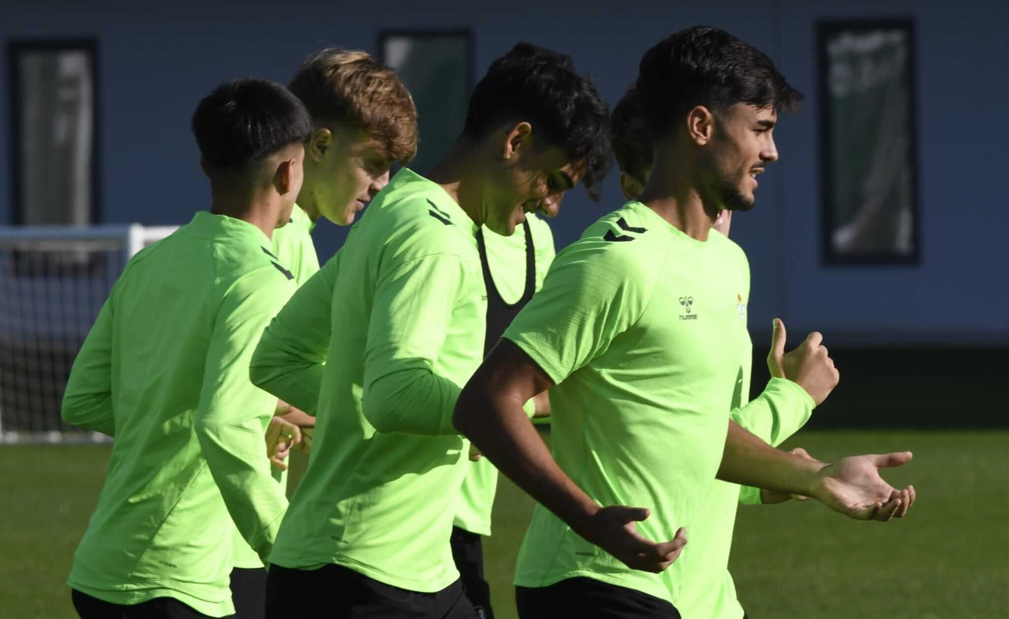 Canteranos del Betis, en el entrenamiento de este lunes.
