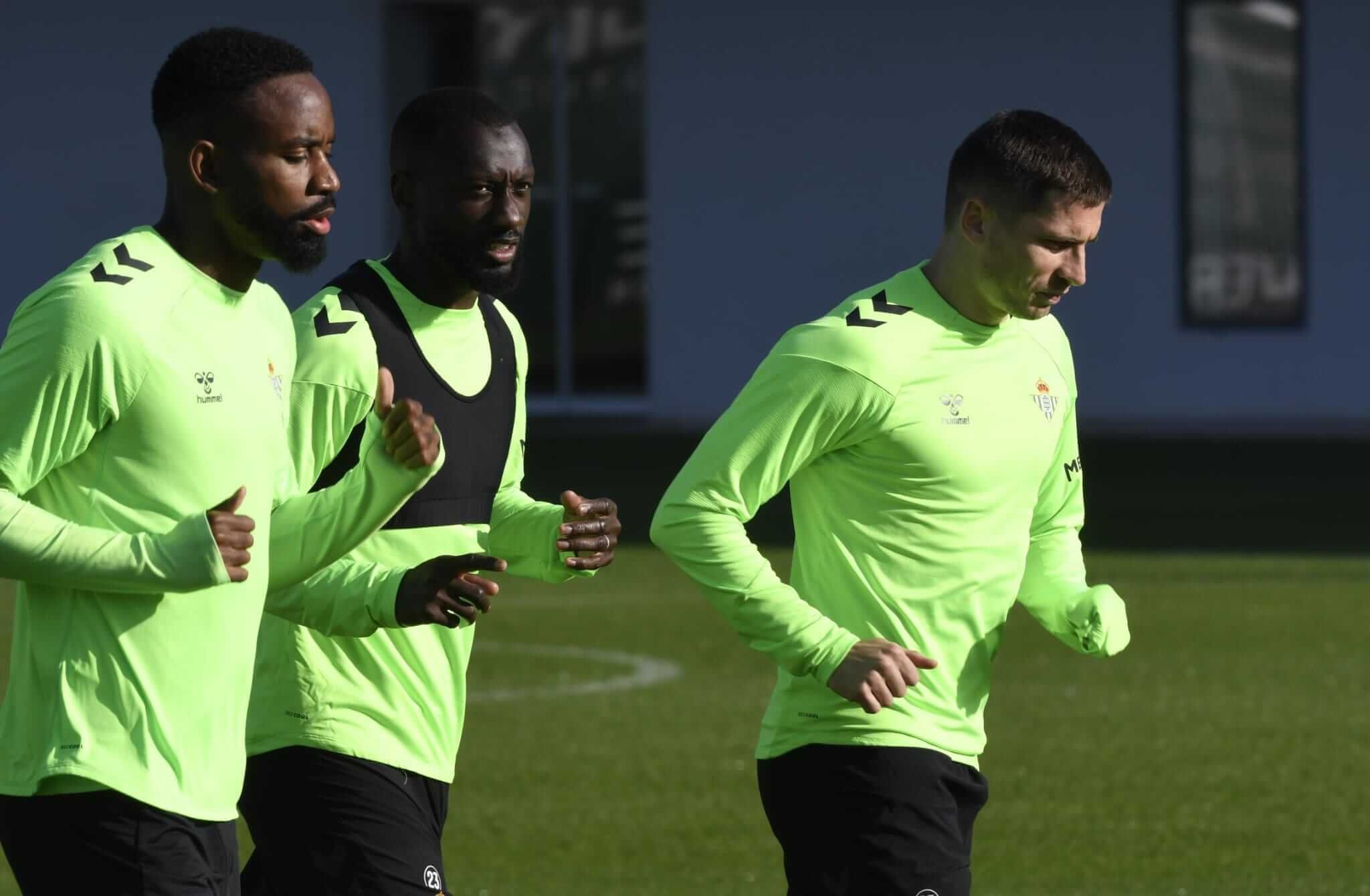  Bakambu, Sabaly y Perraud, en un entrenamiento.