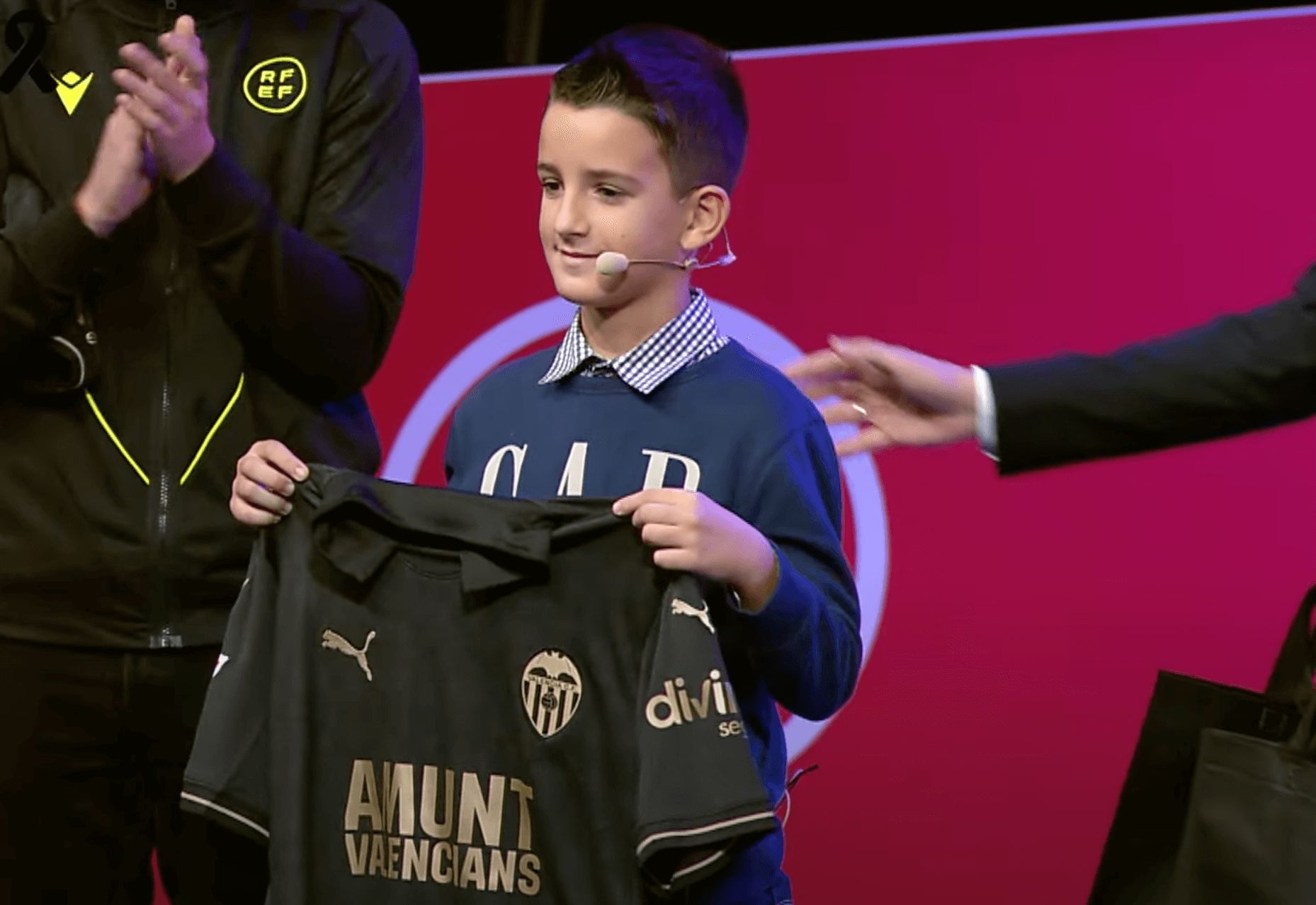  Eric Toledo luce la camiseta en el sorteo