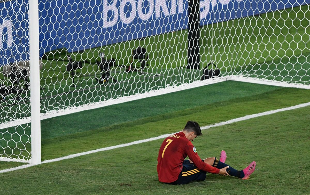Álvaro Morata, cabizbajo tras fallar una ocasión en el España-Polonia.