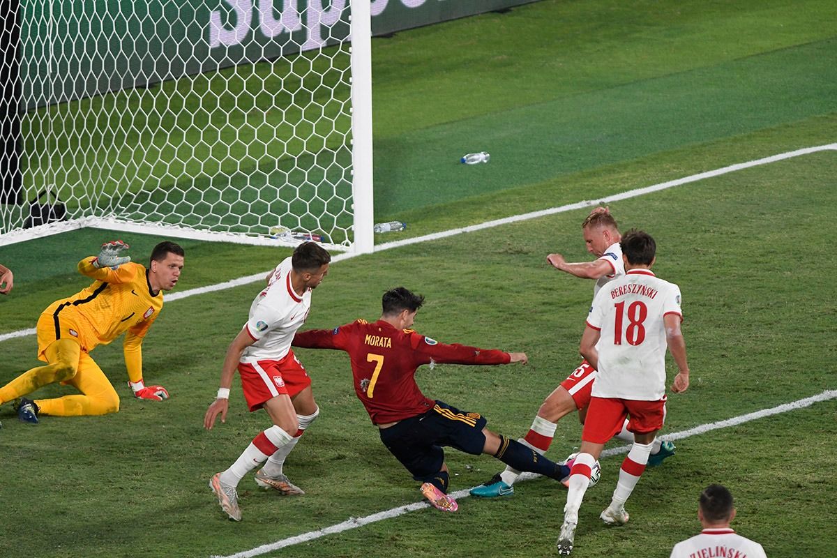 Álvaro Morata se lanza en una ocasión en el España-Polonia.