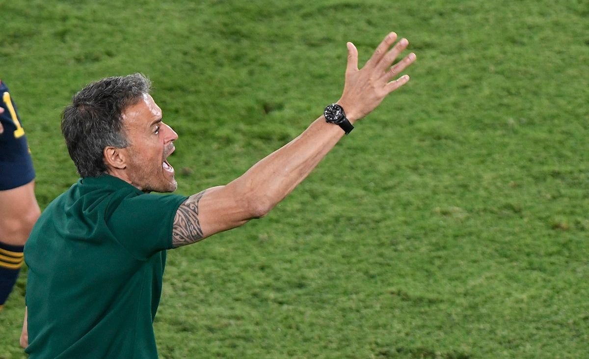  Luis Enrique grita desde la banda en el España-Polonia.