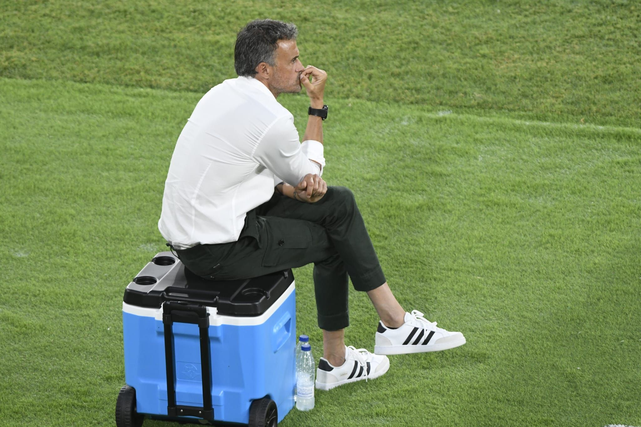 Luis Enrique, sentado sobre la nevera en el España-Suecia.