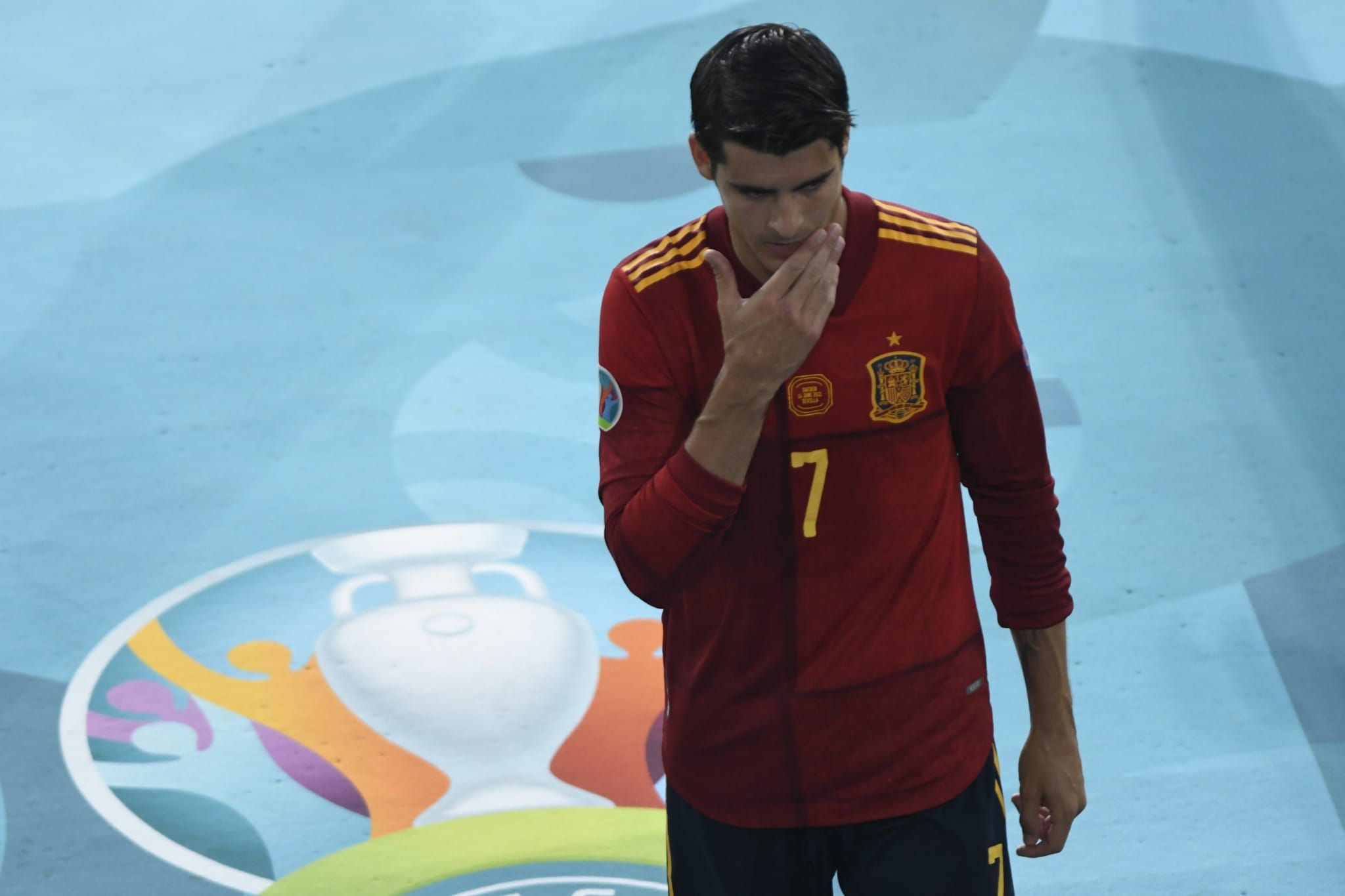 Álvaro Morata se marcha cabizbajo a vestuarios en el España-Suecia.