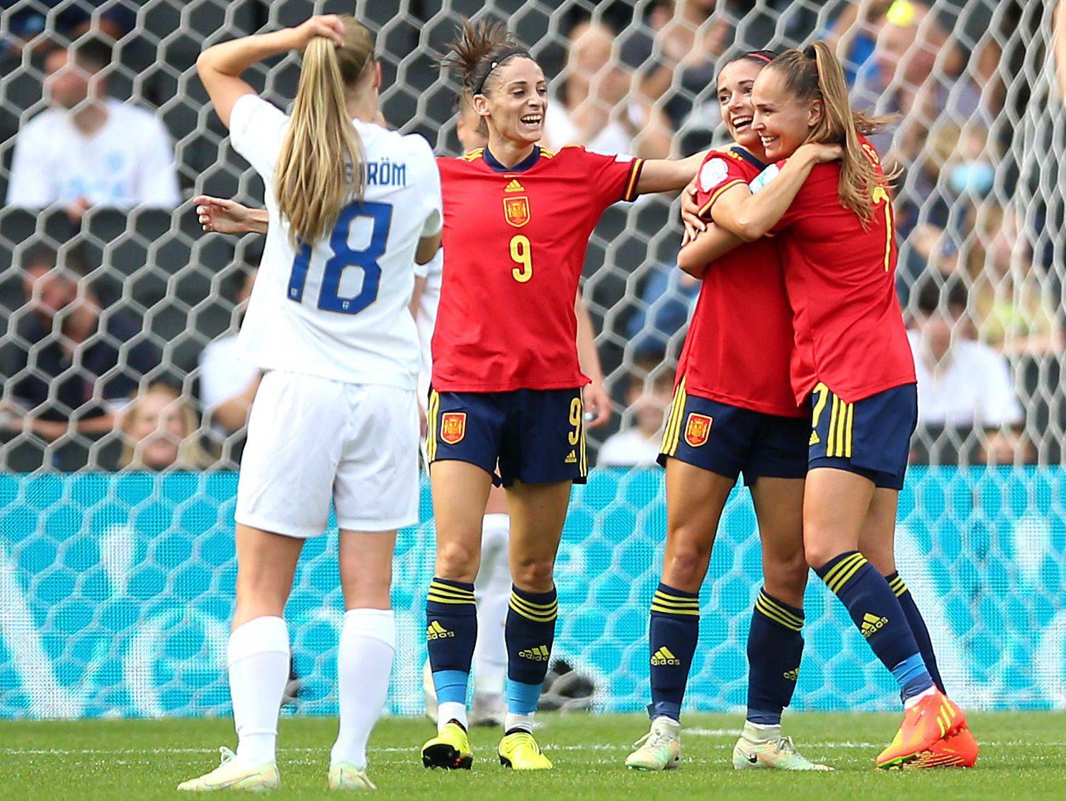 Ester González e Irene Guerrero celebran con Aitana Bonmatí el gol de España ante Finlandia
