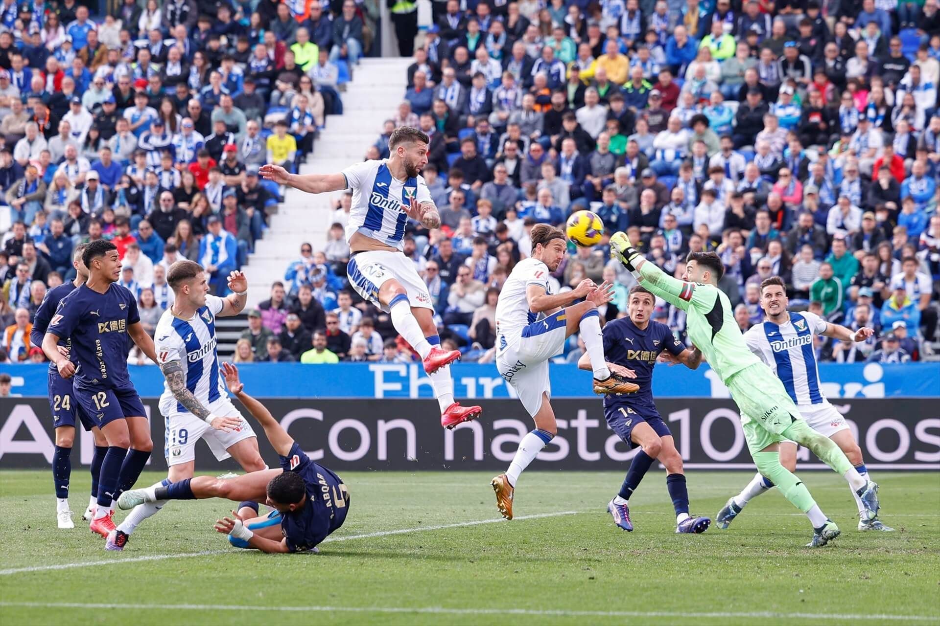  Sivera despejando un balón en el Leganés-Alavés.