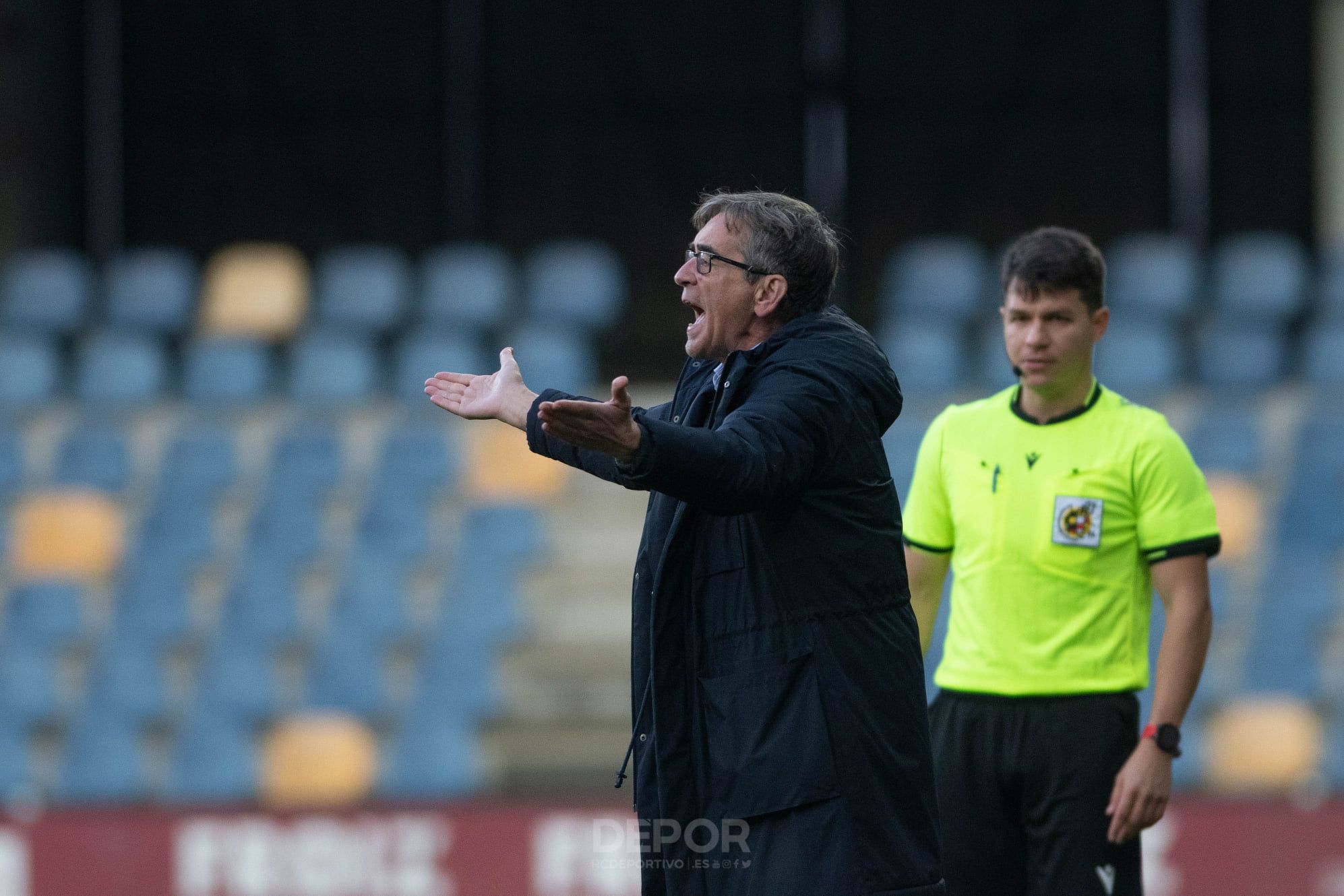 Fernando Vázquez protestando una jugada desde la banda.