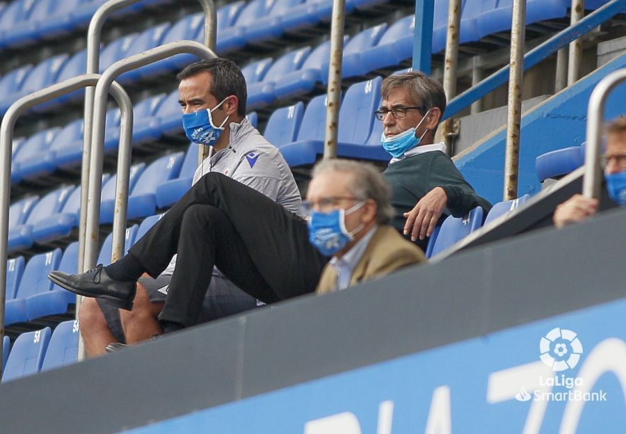  Fernando Vázquez, en la grada de Riazor durante el Dépor-Huesca.