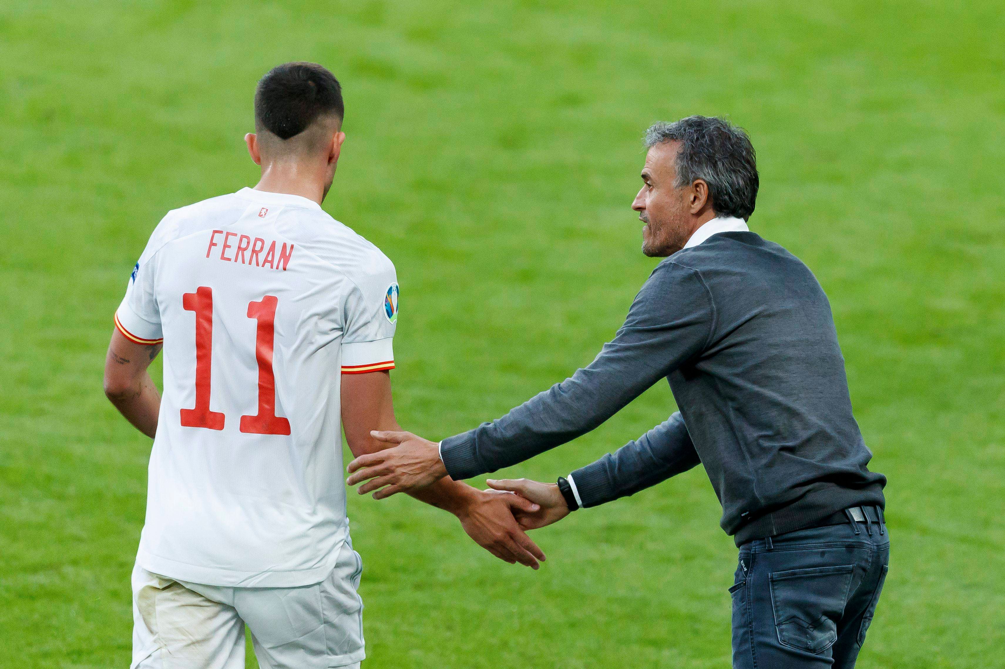 Luis Enrique anima a Ferran Torres durante el España-Italia.